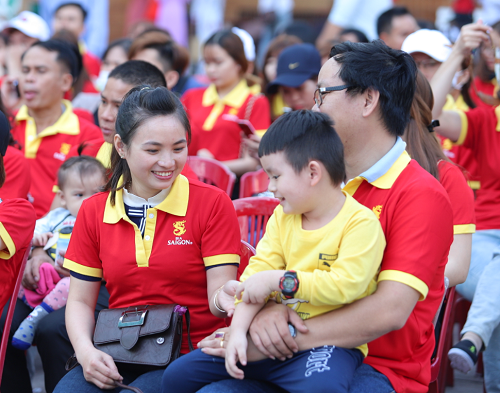 Chị Hường, anh Quân cùng con trai hào hứng trước giờ khởi hành.