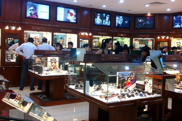 Nghi án kính mắt Việt Tín kinh doanh hàng giả, hàng nhái?