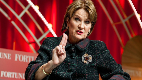 Marillyn A. Hewson - hạng 9: Bà gia nhập Lockheed Martin - hãng chế tạo máy bay, vũ khí, tên lửa, vệ tinh và các kỹ thuật tân tiến quốc phòng có trụ sở tại Mỹ vào năm 1983. Đến năm 2013, bả đảm nhận chức vụ Chủ tịch kiêm Giám đốc Điều hành của tập đoàn này.