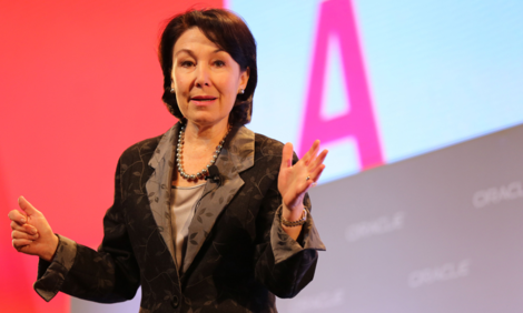 Safra Catz - hạng 14: Bà trở thành CEO của tập đoàn phần mềm Oracle từ tháng 9/2014, kế nhiệm chức vụ của nhà sáng lập Larry Ellison. Bà đồng thời là một trong những nữ giám đốc điều hành có thu nhập cao nhất, theo Forbes ước tính đạt 41 triệu USD. Dưới sự dẫn đầu của bà Catz, Oracle thay đổi định hướng phát triền từ sản xuất phần mềm truyền thống sang chú trọng ứng dụng nền tảng đám mây.
