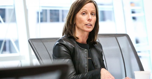 Adena Friedman - hạng 16: Bà được bổ nhiệm làm Giám đốc Điều hành của Nasdaq - sàn giao dịch chứng khoán có trụ sở tại Mỹ từ đầu năm 2017.