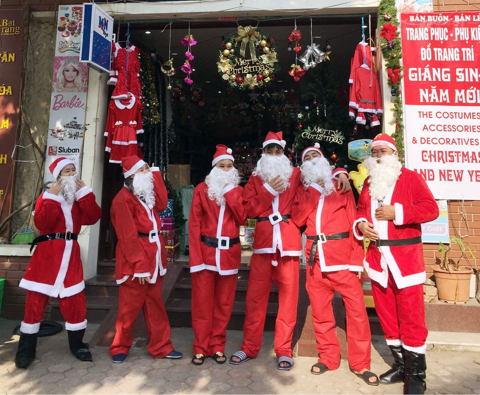 Dịch vụ ông già Noel đắt khách, sinh viên tranh thủ kiếm tiền triệu mỗi ngày