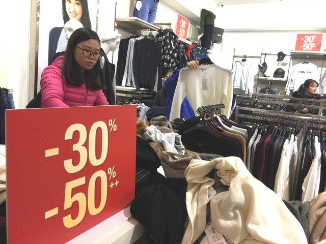 Giảm giá 1 nửa nhiều mặt hàng