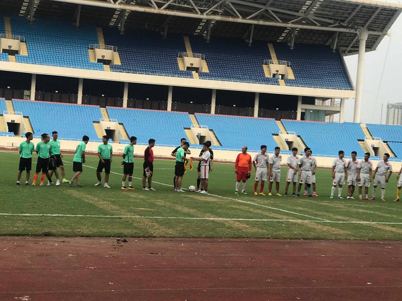 Đại diện Khu Liên hợp thể thao Quốc gia tặng hoa và cơ lưu niệm..jpg