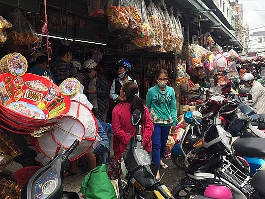 Hàng mã chất đống ở tiệm, sức mua giảm một nửa