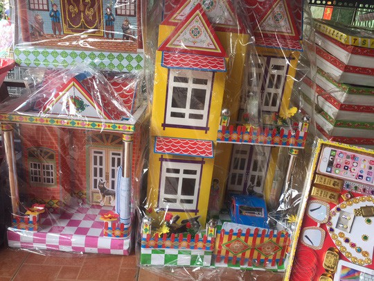 hang ma chat dong o tiem suc mua giam mot nua