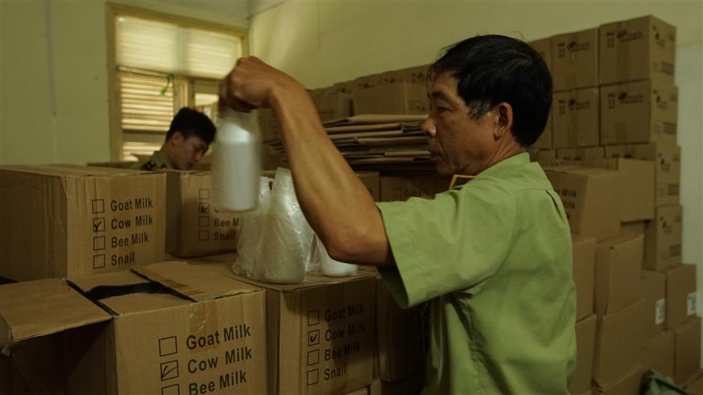 Lực lượng chức năng kiểm tra hàng hóa.JPG