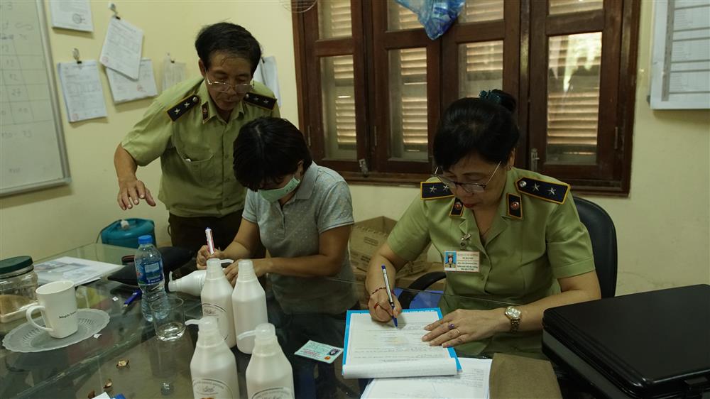 Lực lượng chức năng lập biên bản.JPG