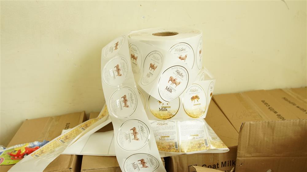 tem nhãn được dán giả.JPG