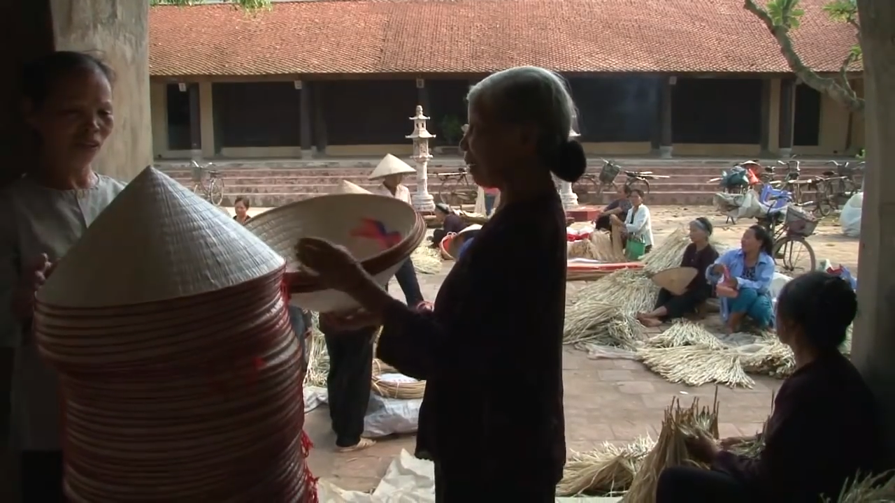 Nón làng chuông ngỡ ngàng làng nghề Việt.