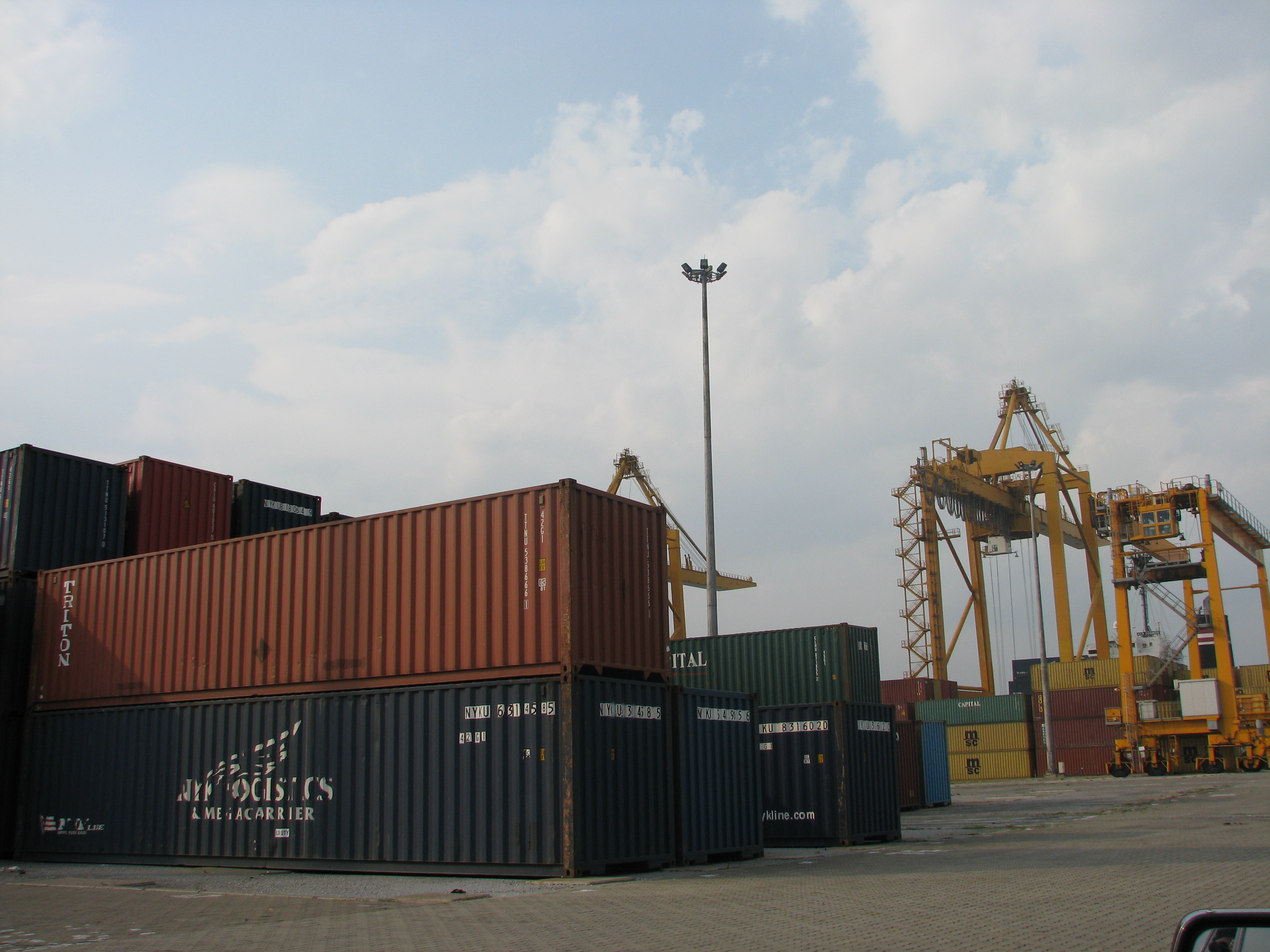 Quảng Ninh: Nóng tình trạng vận chuyển thực phẩm lậu