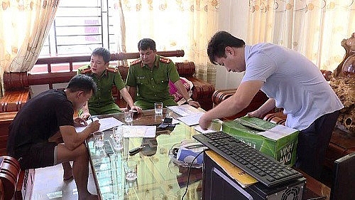 Bắt tạm giam 2 đối tượng trong đường dây kinh doanh xăng A92 giả