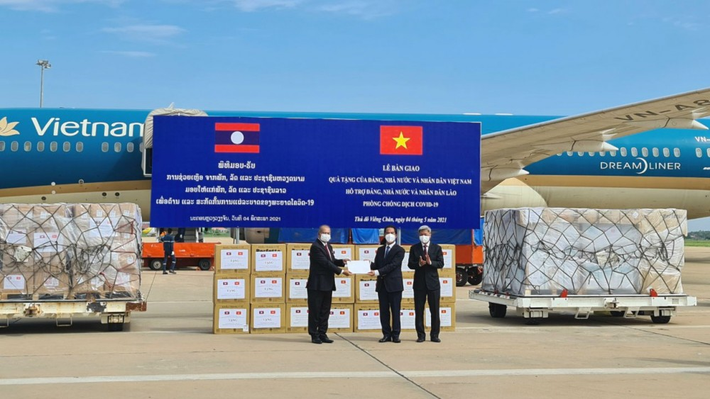 Việt Nam hỗ trợ Lào 500.000 USD, trang thiết bị y tế trong phòng chống dịch Covid-19 