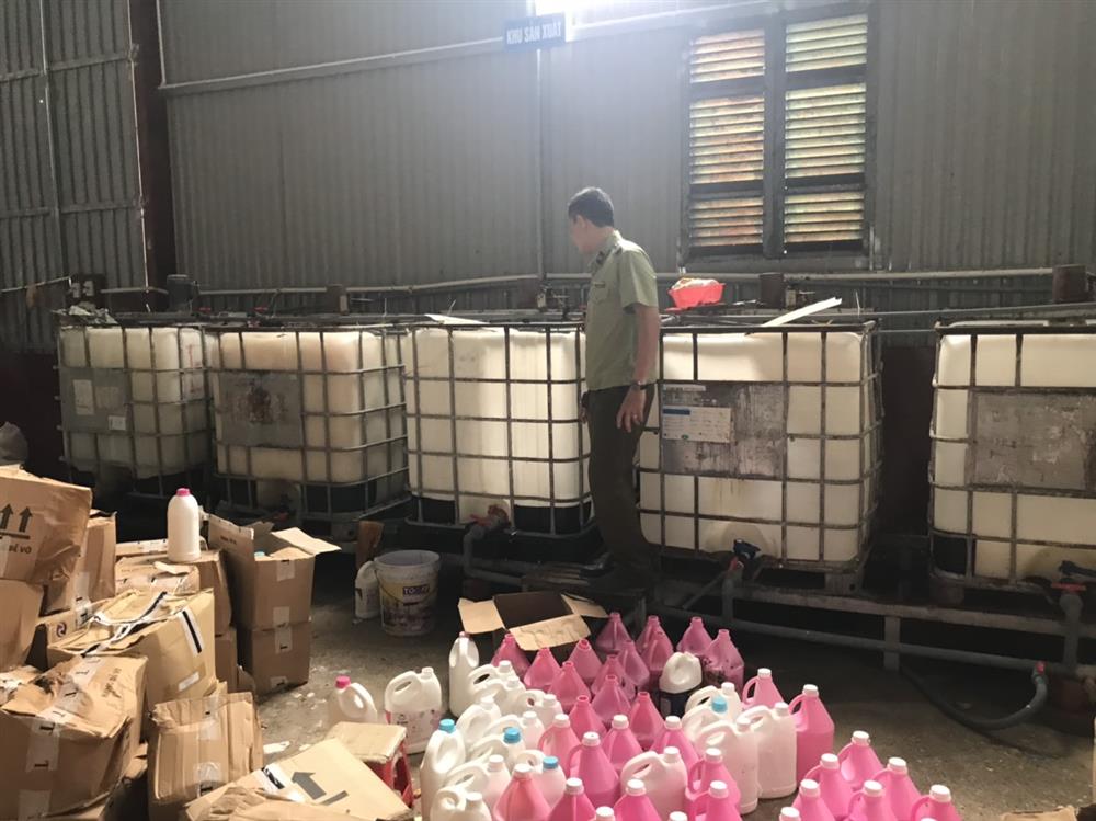 Bắt quả tang cơ sở sản xuất nước giặt giả mạo nhãn hiệu D-nee, Comfort