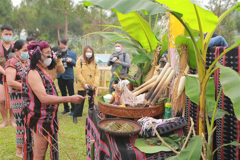 Già Làng và Thầy cúng đang làm lễ cúng Giàng.