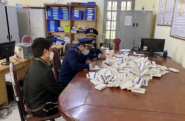 Lực lượng QLTT lập biên bản xử lý số hàng hoá thu giữ được