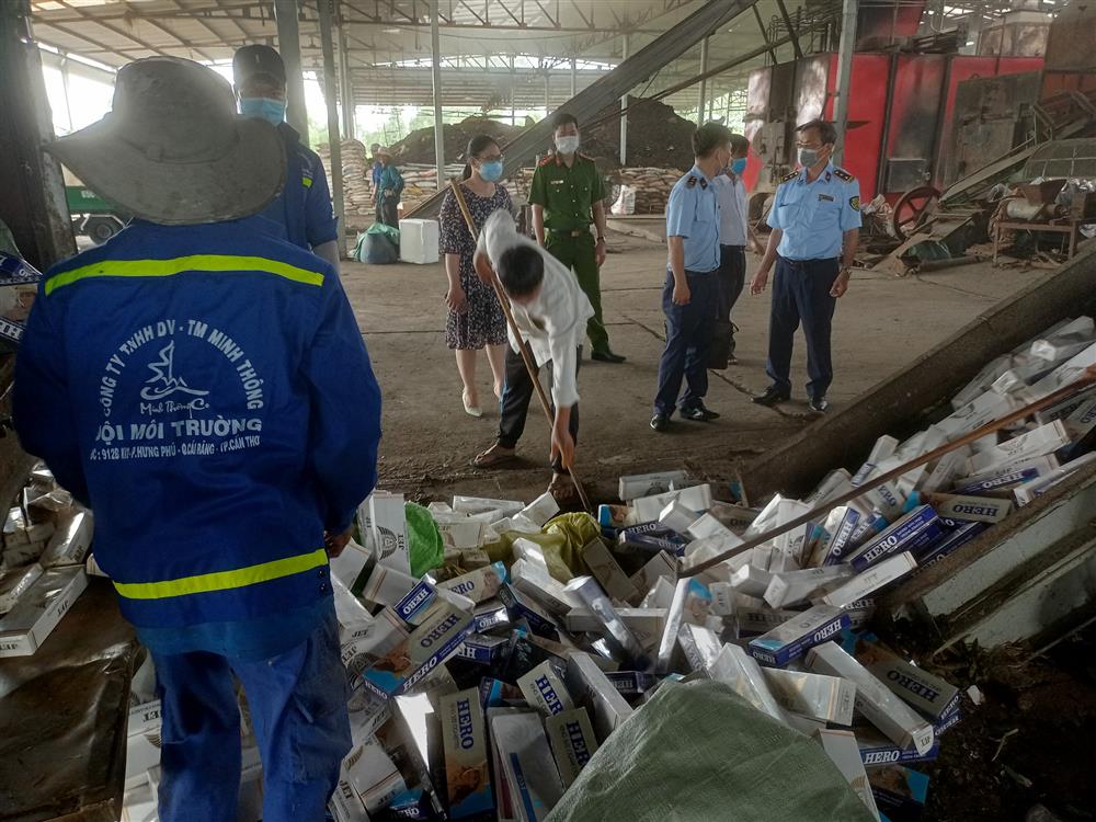 Cần Thơ: Quản lý thị trường giám sát tiêu hủy trên 26.300 bao thuốc lá điếu nhập lậu, thuốc lá giả