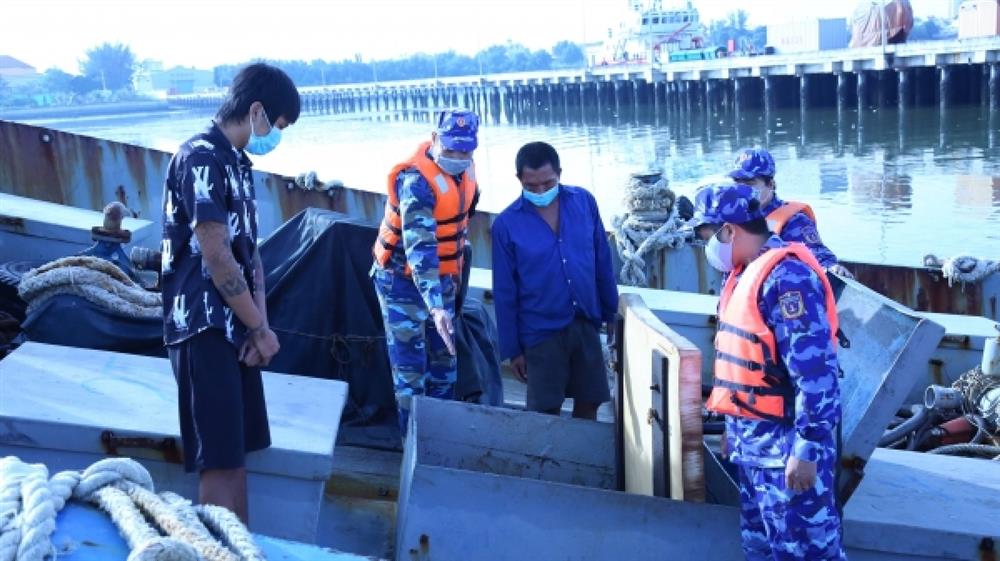 Cảnh sát biển bắt giữ tàu chở 60.000 lít dầu DO không rõ nguồn gốc