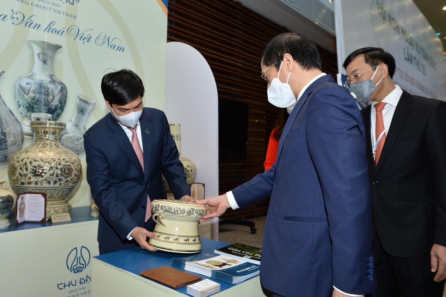 A group of men cutting a cakeDescription automatically generated with medium confidence