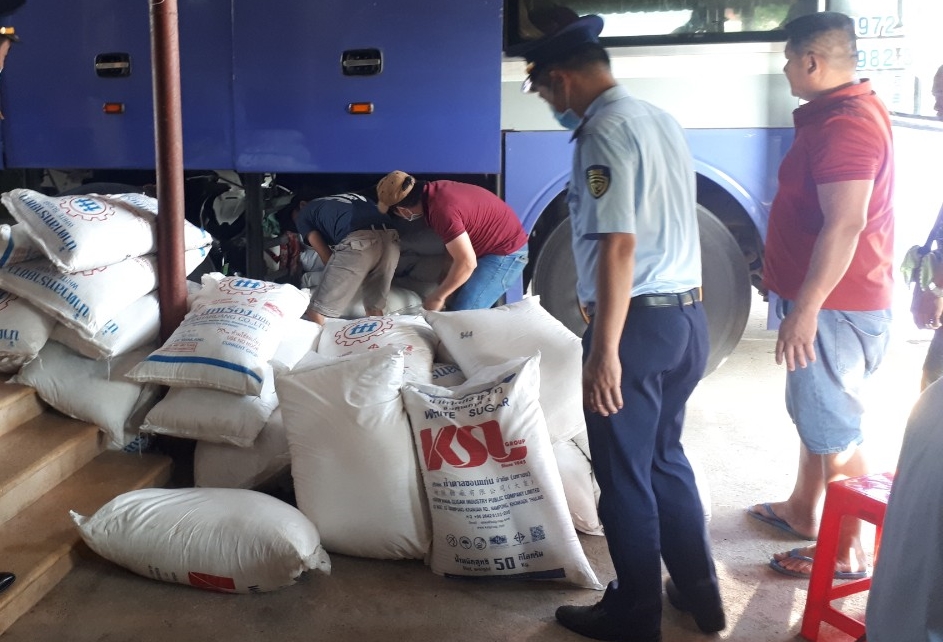 Quảng Trị: Thu giữ gần 2.000 chai bia Heineken và 1,5 tấn đường