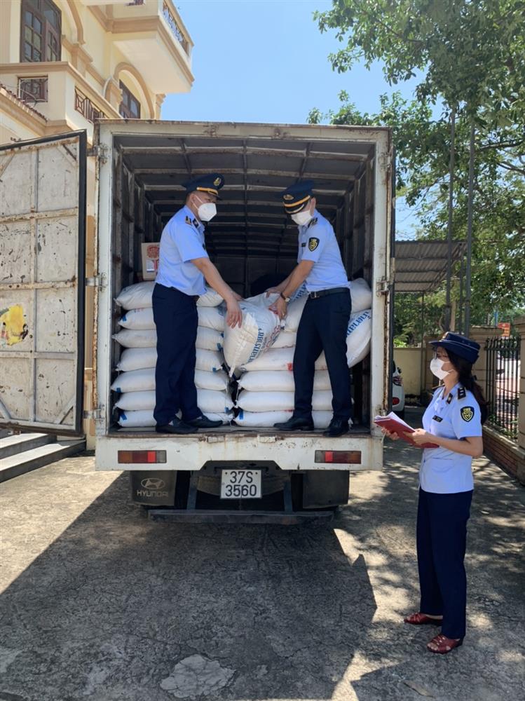 Phát hiện số lượng lớn hóa chất nhãn mác nước ngoài, không hóa đơn 