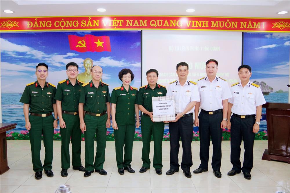 Đoàn cán bộ, giảng viên Học viện Chính trị tham quan, nghiên cứu thực tế tại Vùng 1 Hải quân